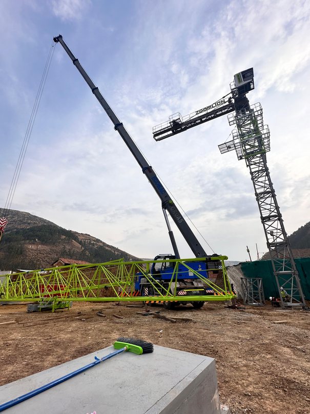 Grúa telescópica levantando la cabeza de una grúa torre durante el montaje en Calca