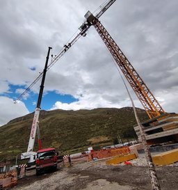Izaje de la pluma de una grúa torre en el COAR Huancavelica